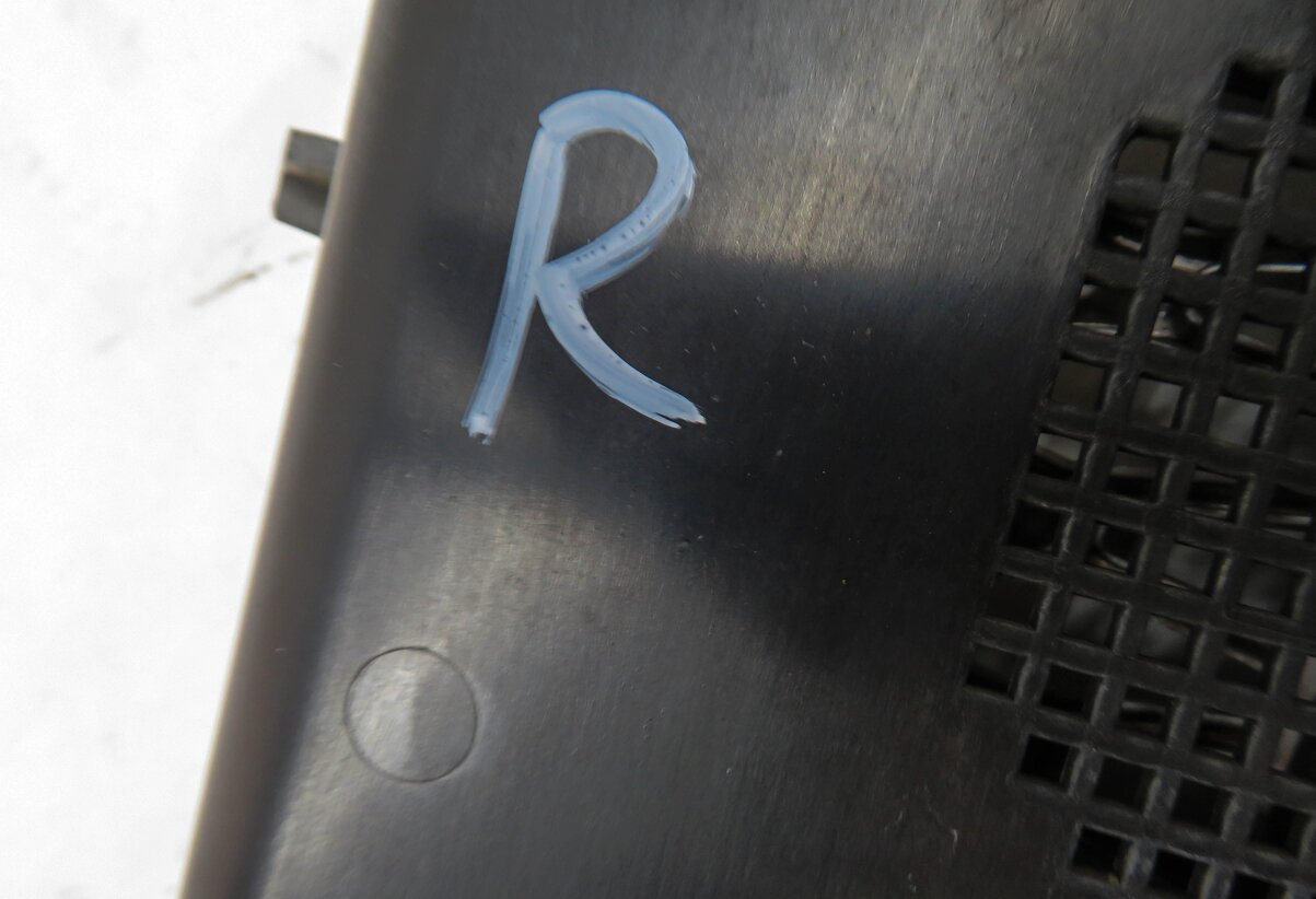 Thumbnail 5: 2006 RANGE ROVER (L322) RIGHT FRONT PASSENGER FENDER AIR VENT GRILLE TRIM