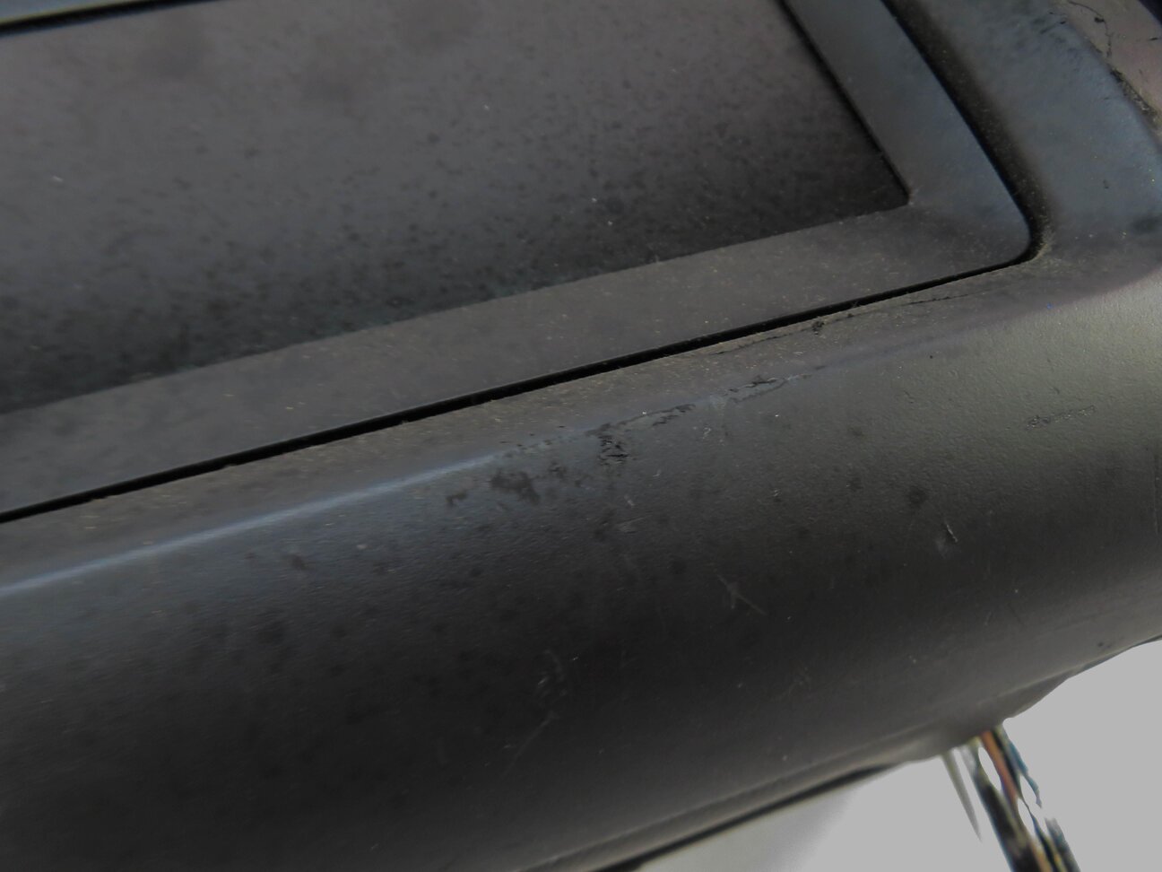 Thumbnail 6: 2006 RANGE ROVER (L322) RIGHT PASSENGER HEADREST w/ DVD VIDEO SCREEN (BLACK)
