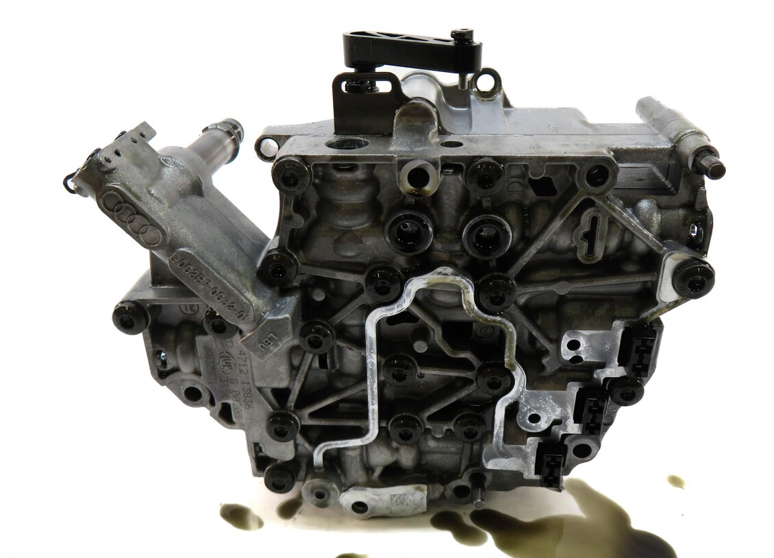 Thumbnail 4: 2013-2016 AUDI A4 (B8 8K) 2.0L FWD CVT TRANSMISSION VALVE BODY OIL PUMP