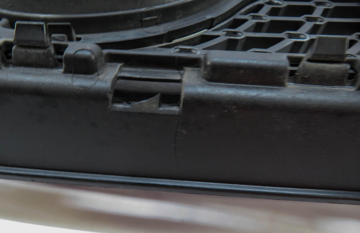 Thumbnail 8: 14-16 MERCEDES CLA250 (C117 W117) FRONT CENTER HOOD GRILLE AIR VENT GRILLE TRIM
