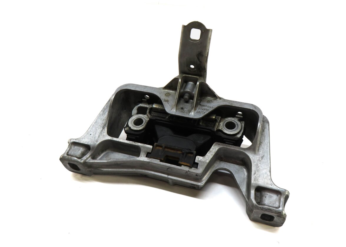 Thumbnail 1: 2016 MERCEDES CLA250 (C117) 2.0L M270 TURBO ENGINE RIGHT MOTOR MOUNT BRACKET
