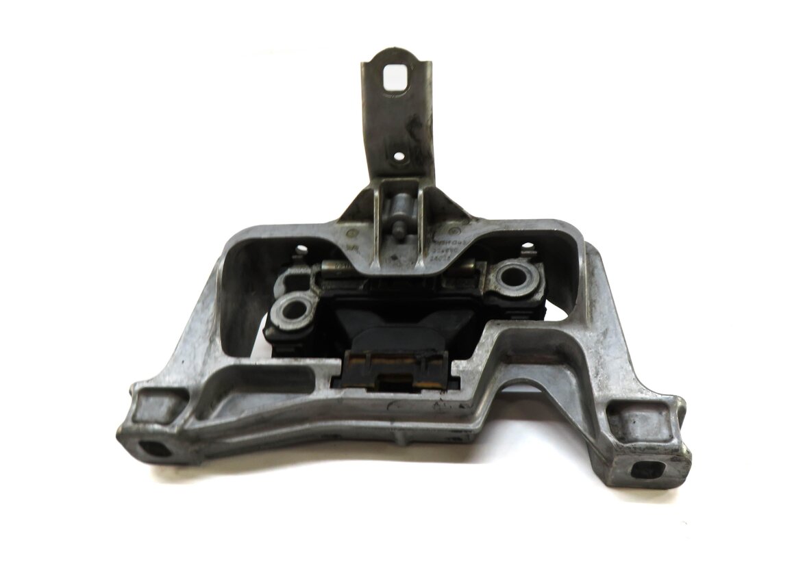 Thumbnail 2: 2016 MERCEDES CLA250 (C117) 2.0L M270 TURBO ENGINE RIGHT MOTOR MOUNT BRACKET