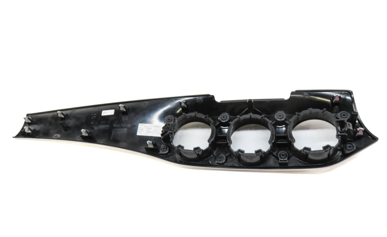 Thumbnail 4: 2016 MERCEDES CLA250 (C117) RIGHT DASH HEATER VENT TRIM PANEL (SILVER WAVE)
