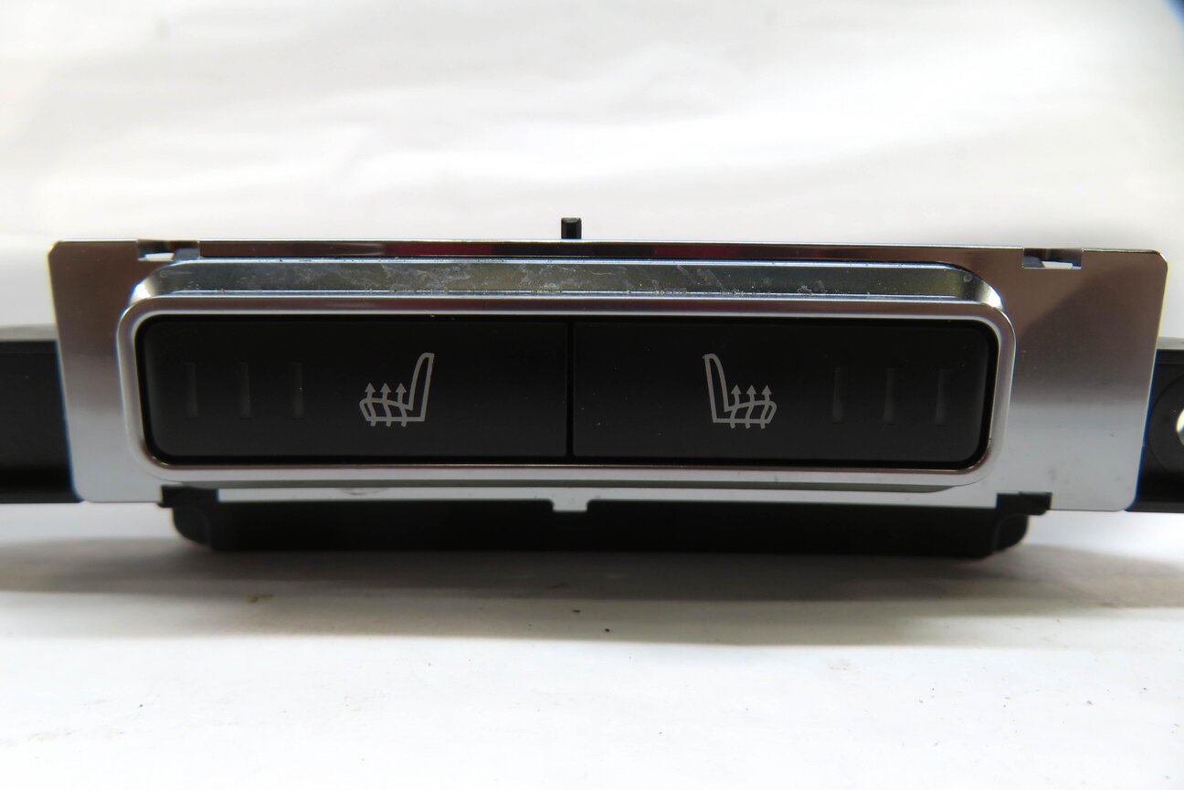 Thumbnail 4: 2016 RANGE ROVER SPORT (L494) REAR HEATED SEAT SWITCH BUTTON