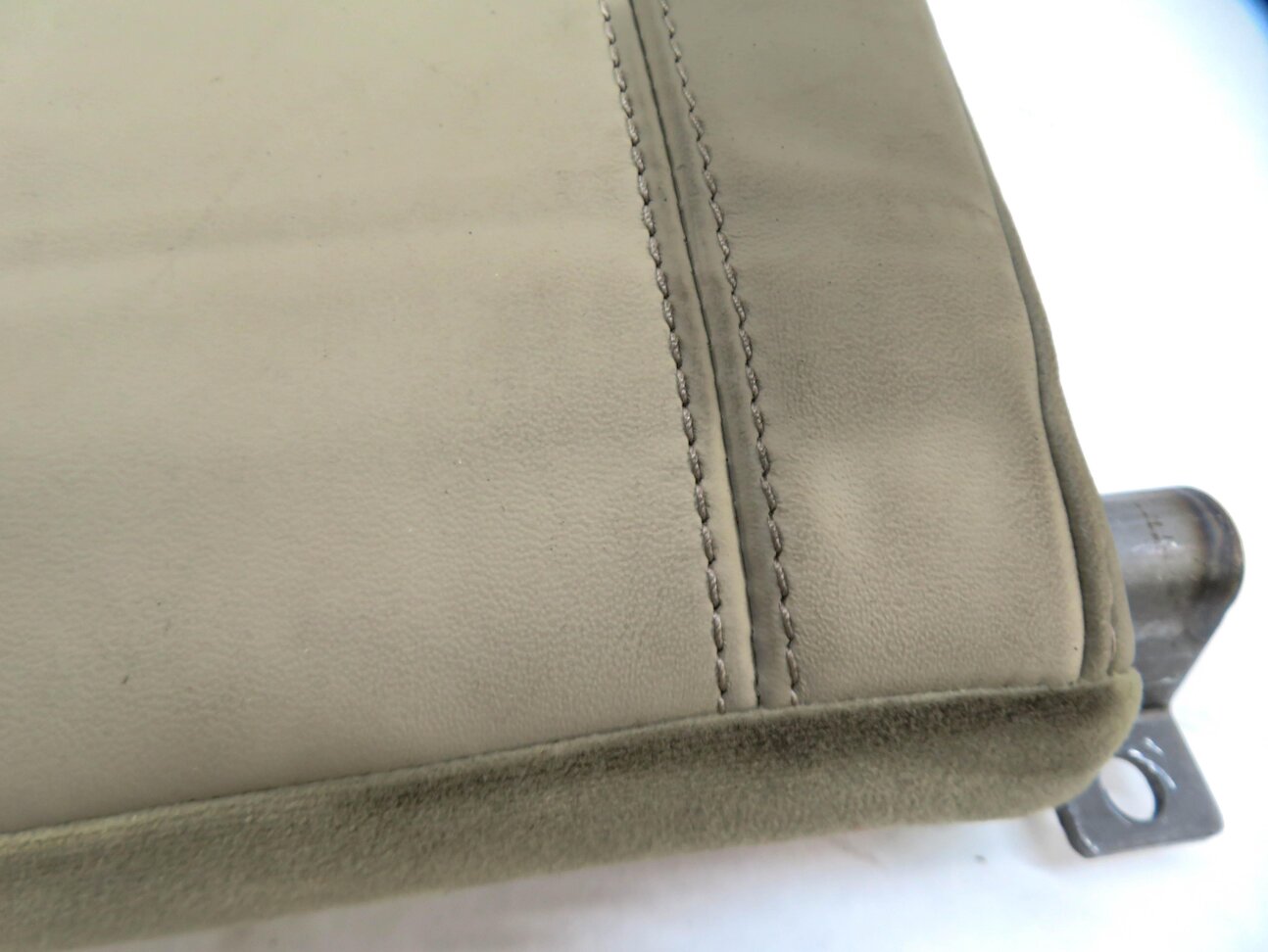 Thumbnail 6: 2016 RANGE ROVER SPORT (L494) RIGHT REAR 3rd THIRD ROW SEAT HEADREST (ALMOND)