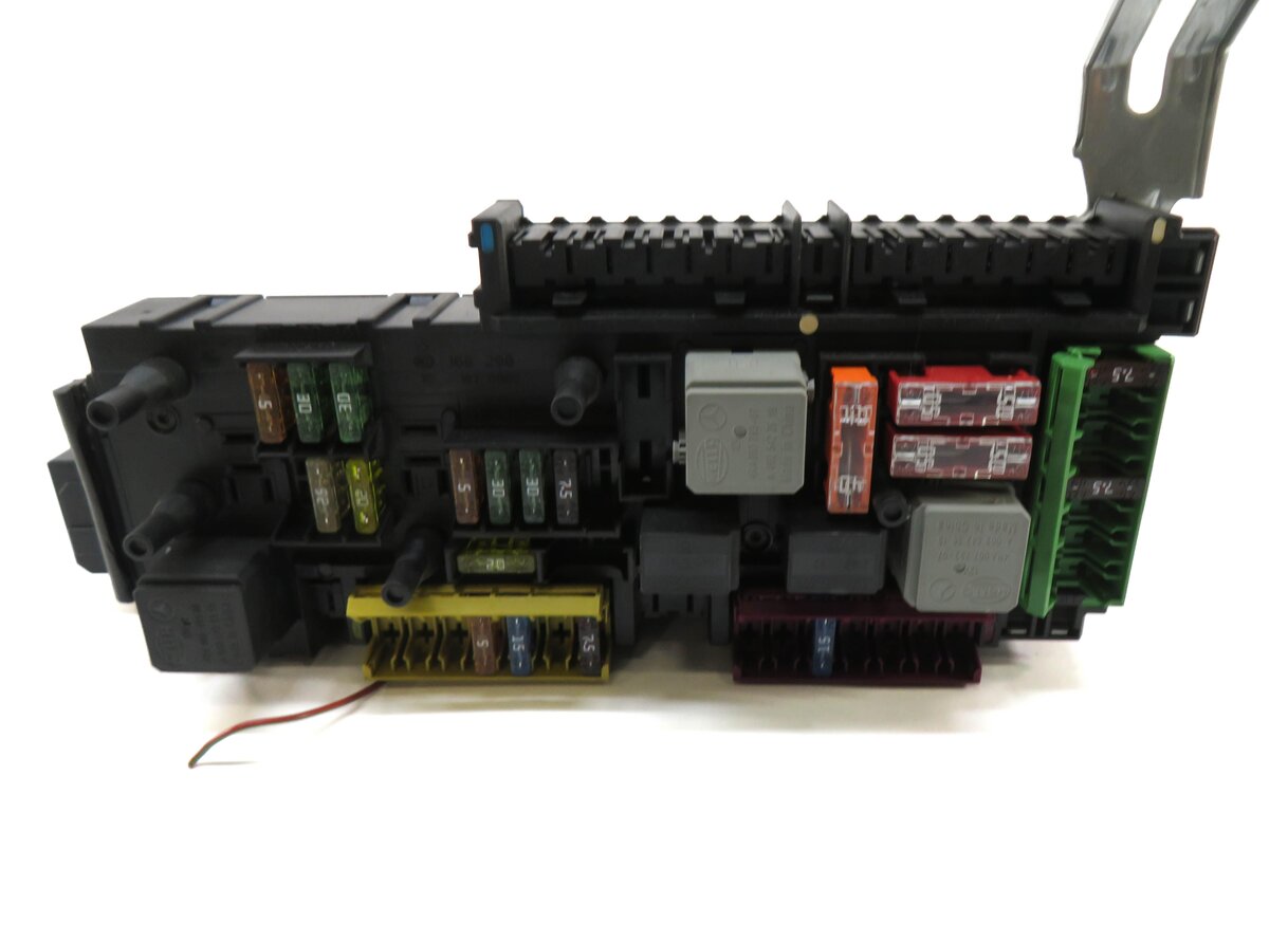 2011-2015 MERCEDES C-CLASS (W204) REAR SIGNAL ACQUISITION CONTROL MODULE SAM