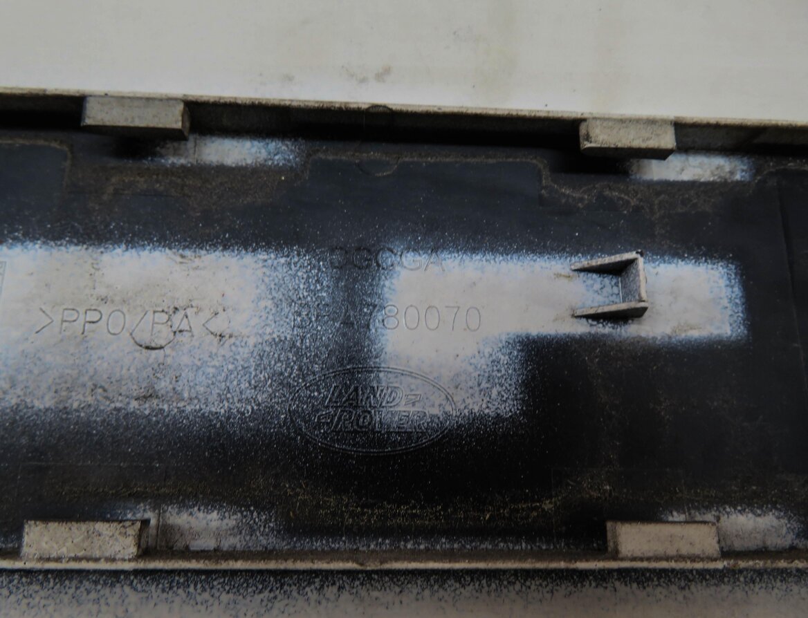 Thumbnail 5: 05-16 LR3 LR4 RANGE ROVER SPORT (L320) FUEL TANK DOOR TRIM (ALASKA WHITE 909)