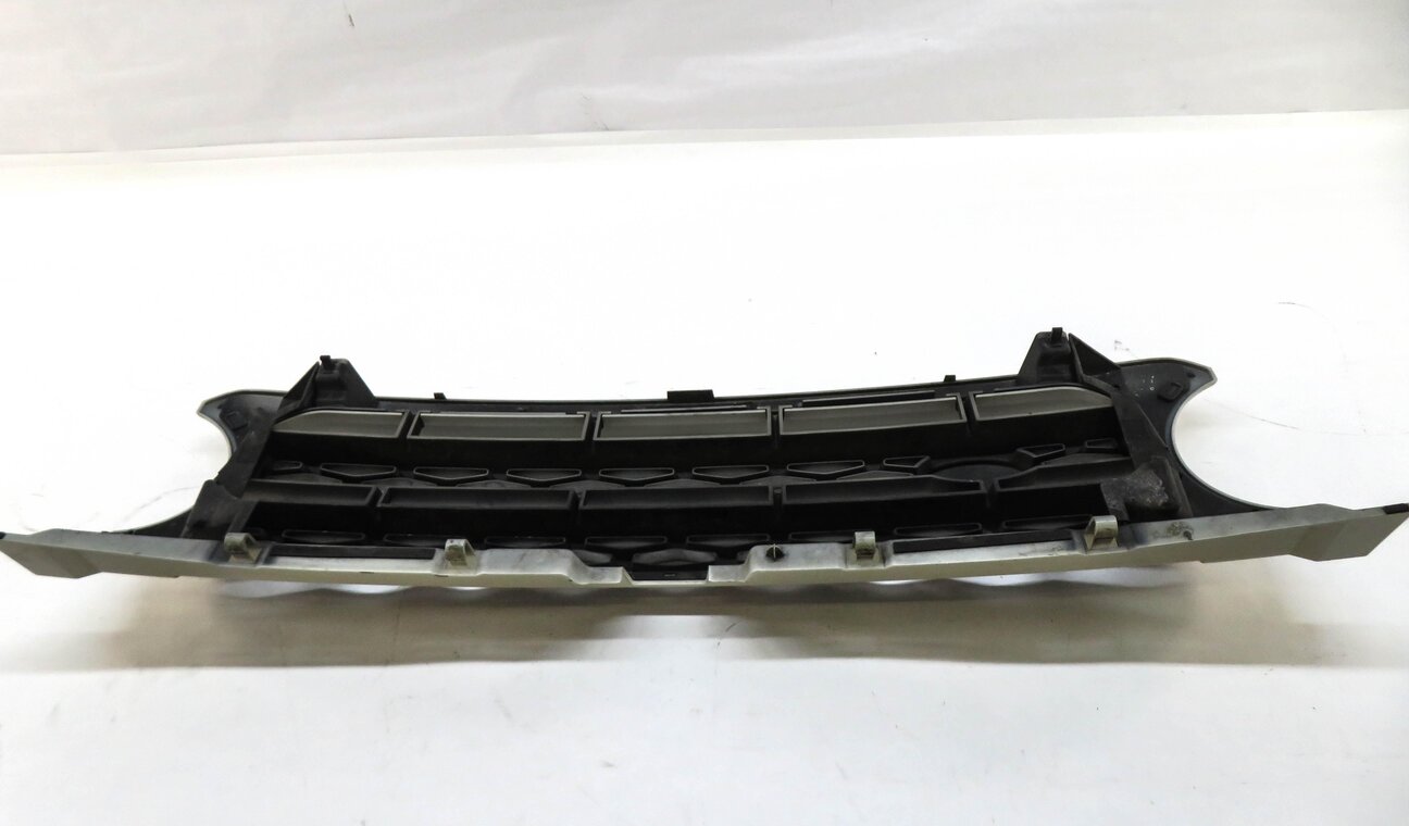 Thumbnail 3: 2010-2013 LAND ROVER LR4 - FRONT UPPER HOOD CENTER AIR VENT GRILLE TRIM (WHITE)