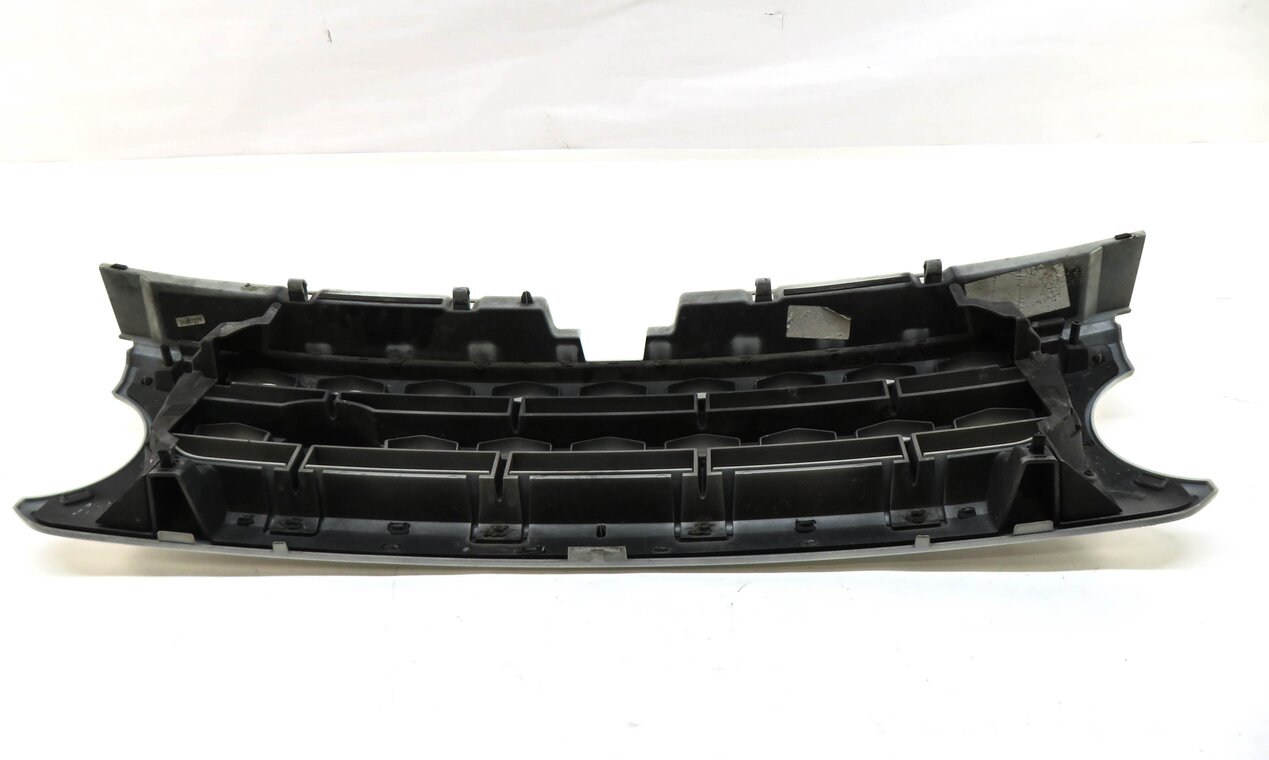Thumbnail 4: 2010-2013 LAND ROVER LR4 - FRONT UPPER HOOD CENTER AIR VENT GRILLE TRIM (WHITE)