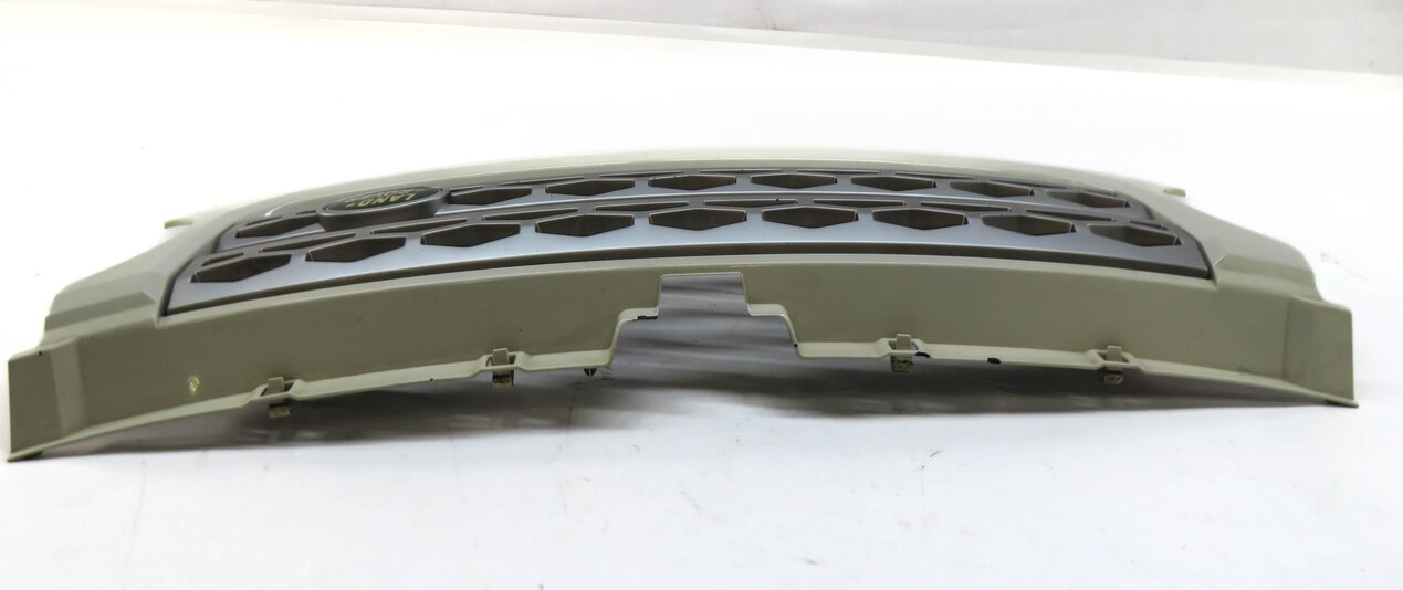 Thumbnail 5: 2010-2013 LAND ROVER LR4 - FRONT UPPER HOOD CENTER AIR VENT GRILLE TRIM (WHITE)