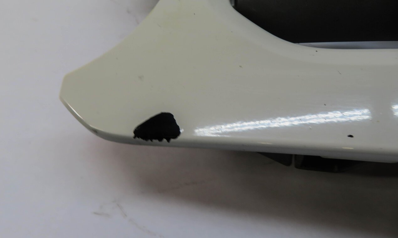 Thumbnail 7: 2010-2013 LAND ROVER LR4 - FRONT UPPER HOOD CENTER AIR VENT GRILLE TRIM (WHITE)
