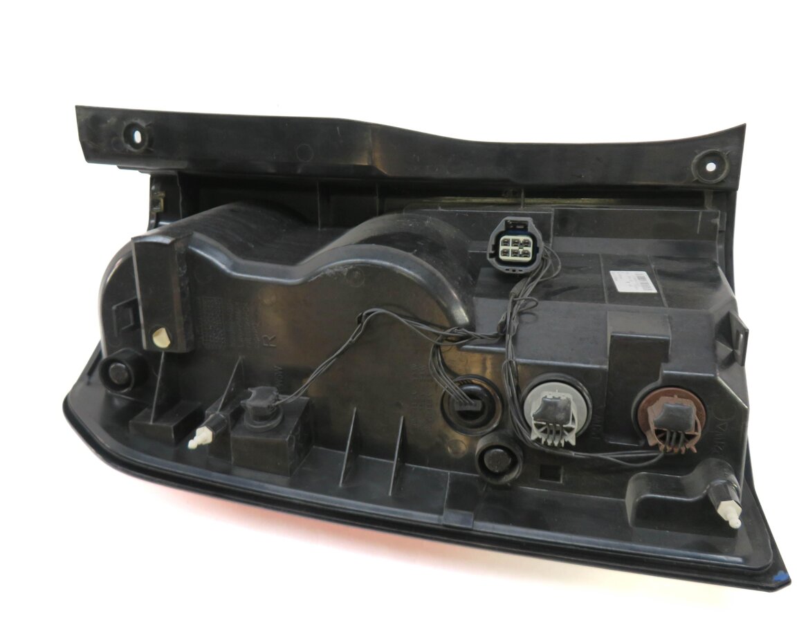 Thumbnail 6: 2010-2013 LAND ROVER LR4 - RIGHT PASSENGER REAR TAILLIGHT BRAKE LIGHT LAMP