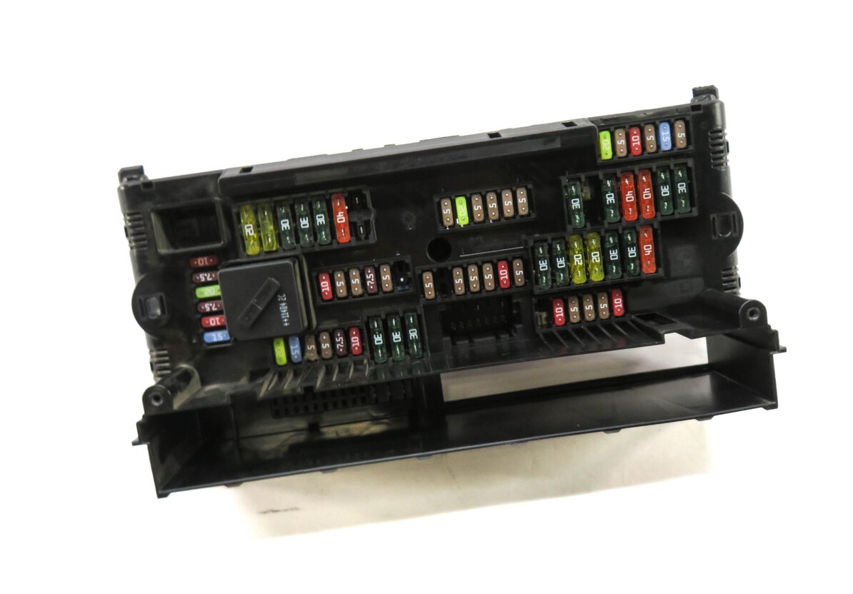 2012 BMW 528i (F10) FRONT POWER DISTRIBUTION FUSE BOX