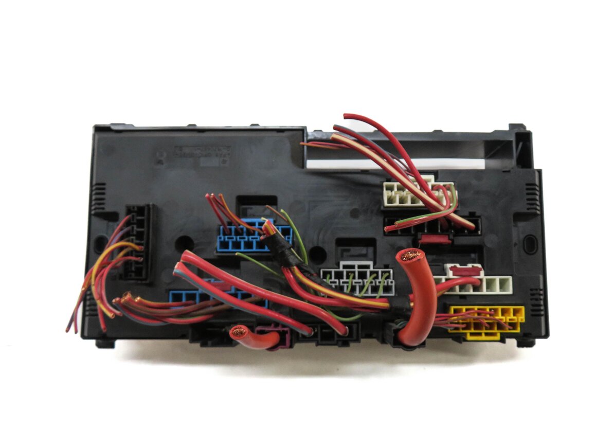 Thumbnail 3: 2012 BMW 528i (F10) FRONT POWER DISTRIBUTION FUSE BOX