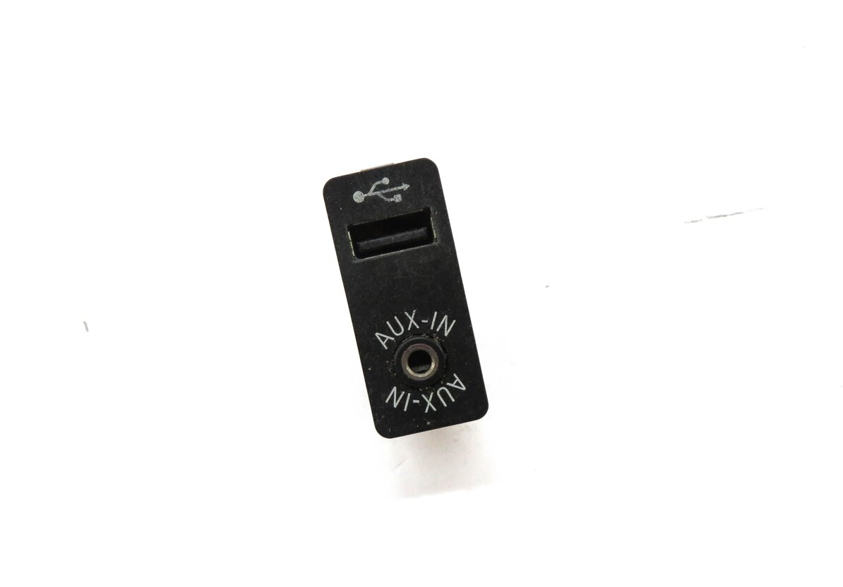 Thumbnail 1: 2012 BMW 528i (F10) AUXILIARY AUDIO IN INPUT JACK w/ USB