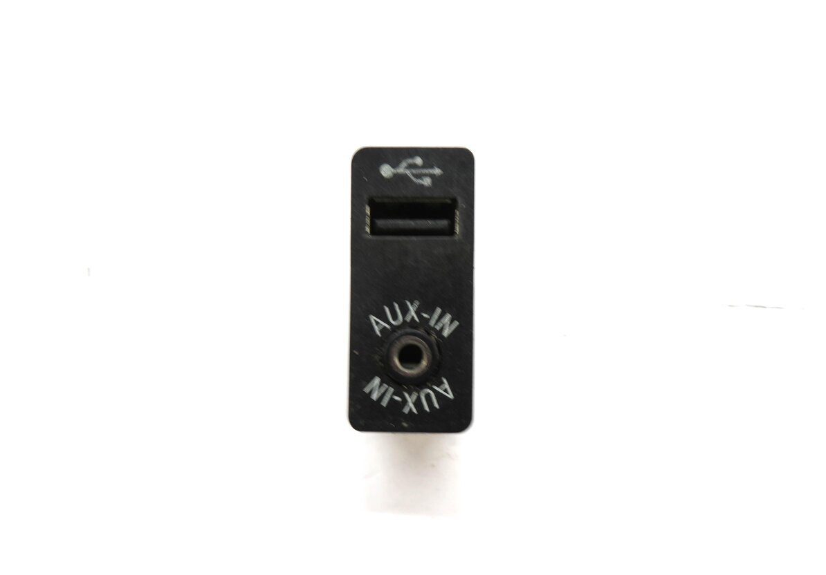 Thumbnail 2: 2012 BMW 528i (F10) AUXILIARY AUDIO IN INPUT JACK w/ USB