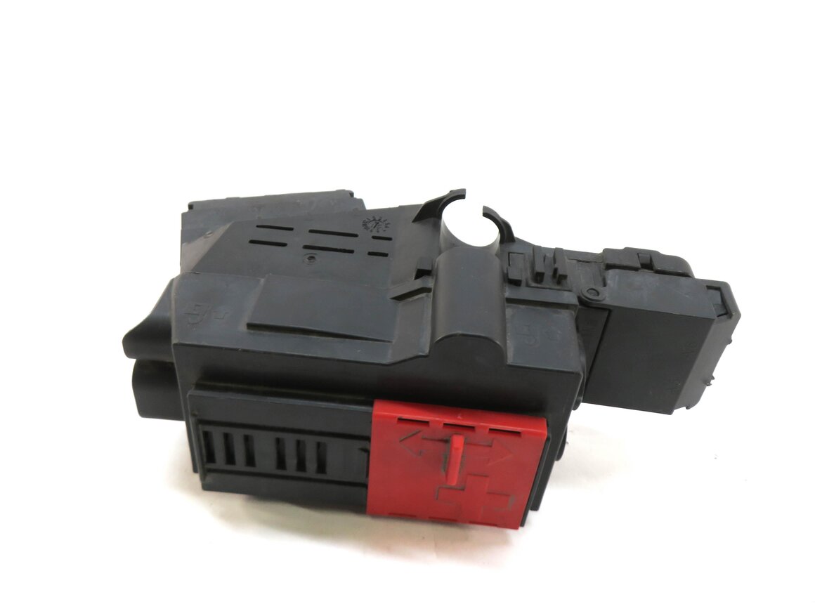 Thumbnail 2: 2015 MERCEDES ML350 (W166) POSITIVE BATTERY JUMP POST TERMINAL POWER JUNCTION
