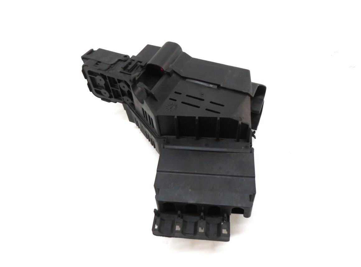 Thumbnail 3: 2015 MERCEDES ML350 (W166) POSITIVE BATTERY JUMP POST TERMINAL POWER JUNCTION