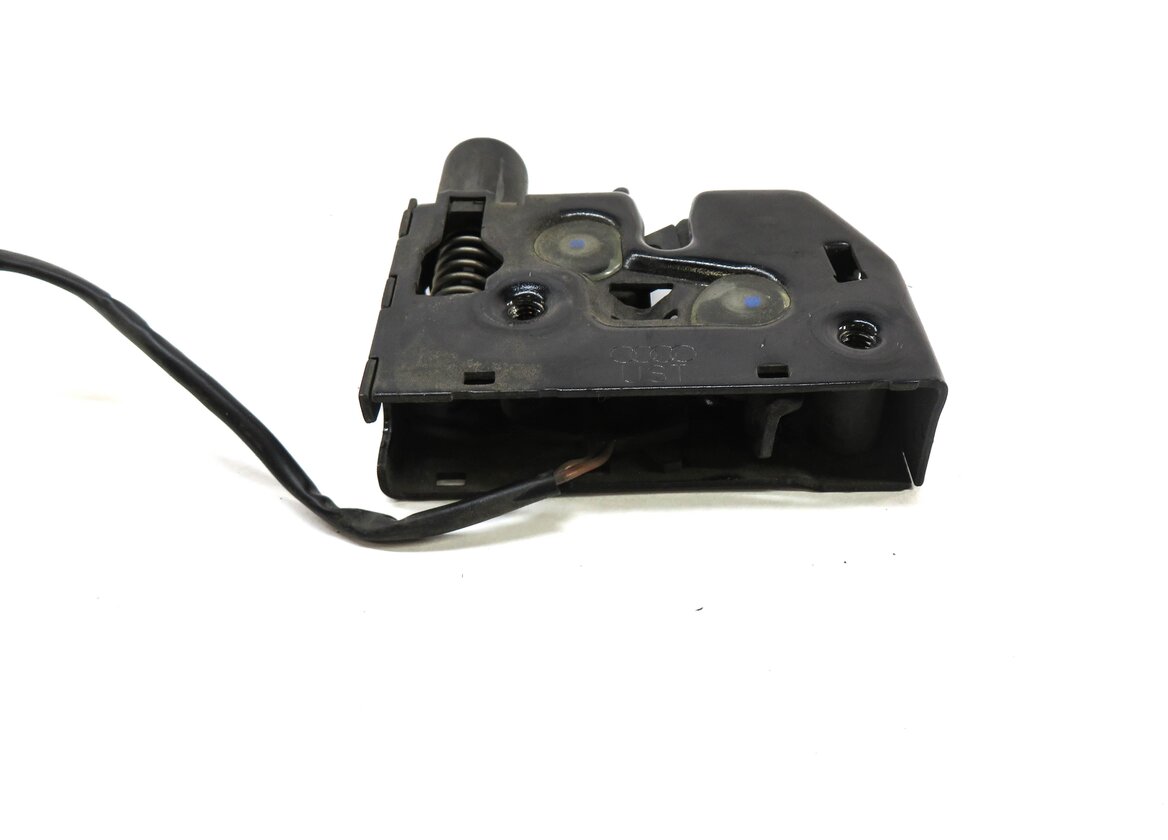 Thumbnail 5: 2012 AUDI A6 (C7) RIGHT FRONT PASSENGER LOWER HOOD LOCK LATCH STRIKER SPRING