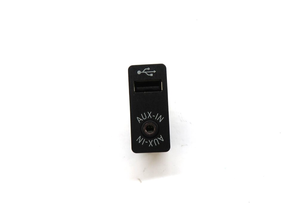 Thumbnail 2: 2011 BMW X3 (F25) RADIO STEREO USB AUDIO IN INPUT JACK
