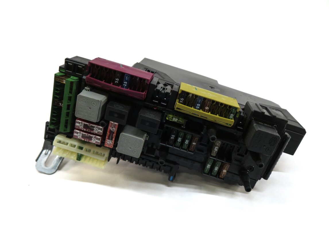2011-2015 MERCEDES C-CLASS (W204) REAR SIGNAL ACQUISITION CONTROL MODULE SAM