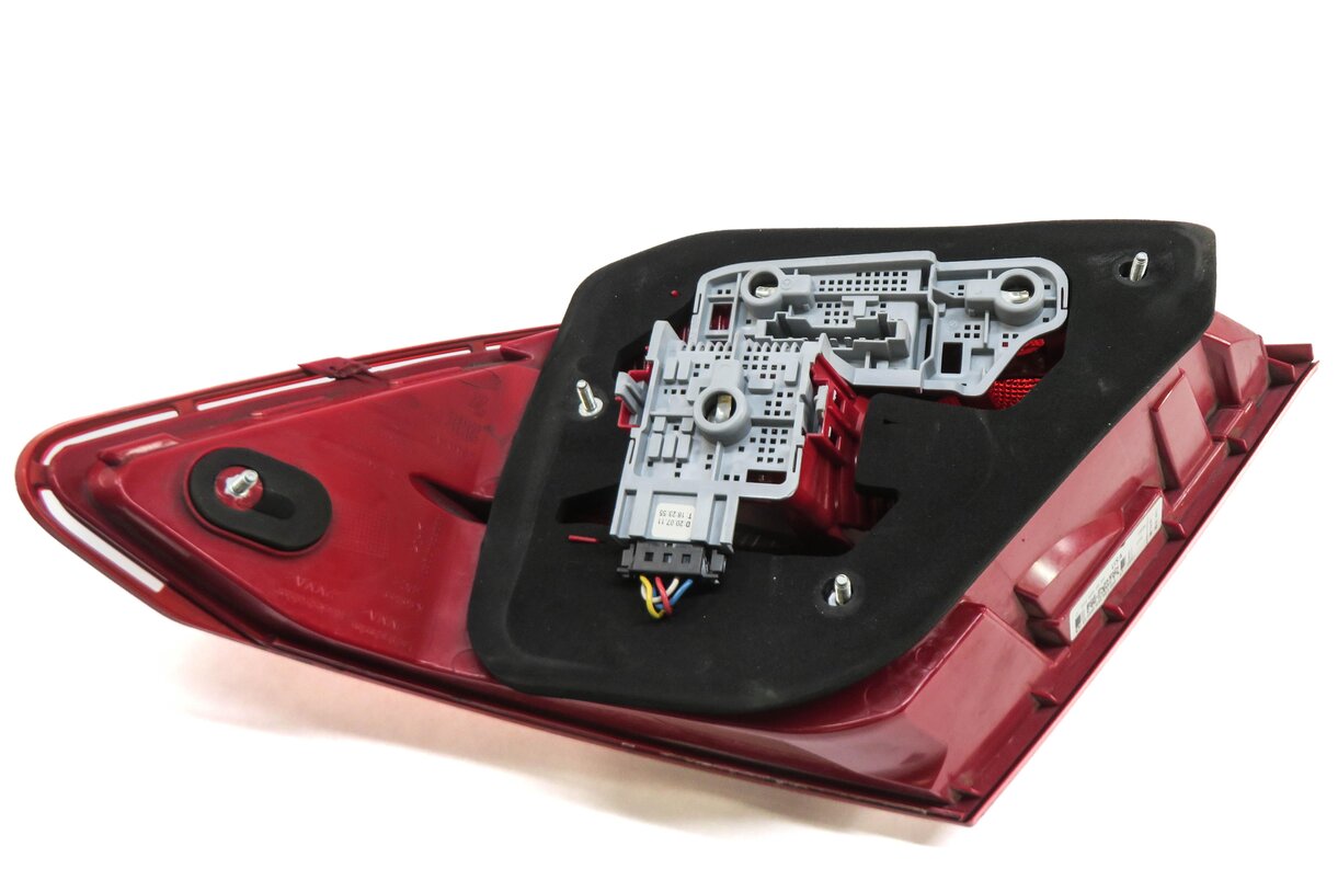 Thumbnail 4: 2012-2015 MERCEDES C-CLASS (W204) LEFT DRIVER REAR TAILLIGHT BRAKE LIGHT LAMP