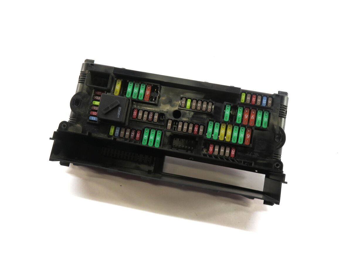 2016 BMW 535i (F10) FRONT POWER DISTRIBUTION FUSE BOX