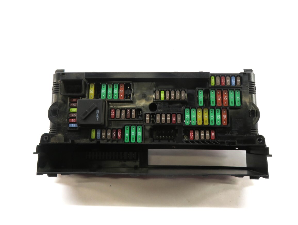 Thumbnail 2: 2016 BMW 535i (F10) FRONT POWER DISTRIBUTION FUSE BOX