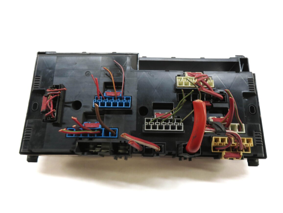 Thumbnail 3: 2016 BMW 535i (F10) FRONT POWER DISTRIBUTION FUSE BOX