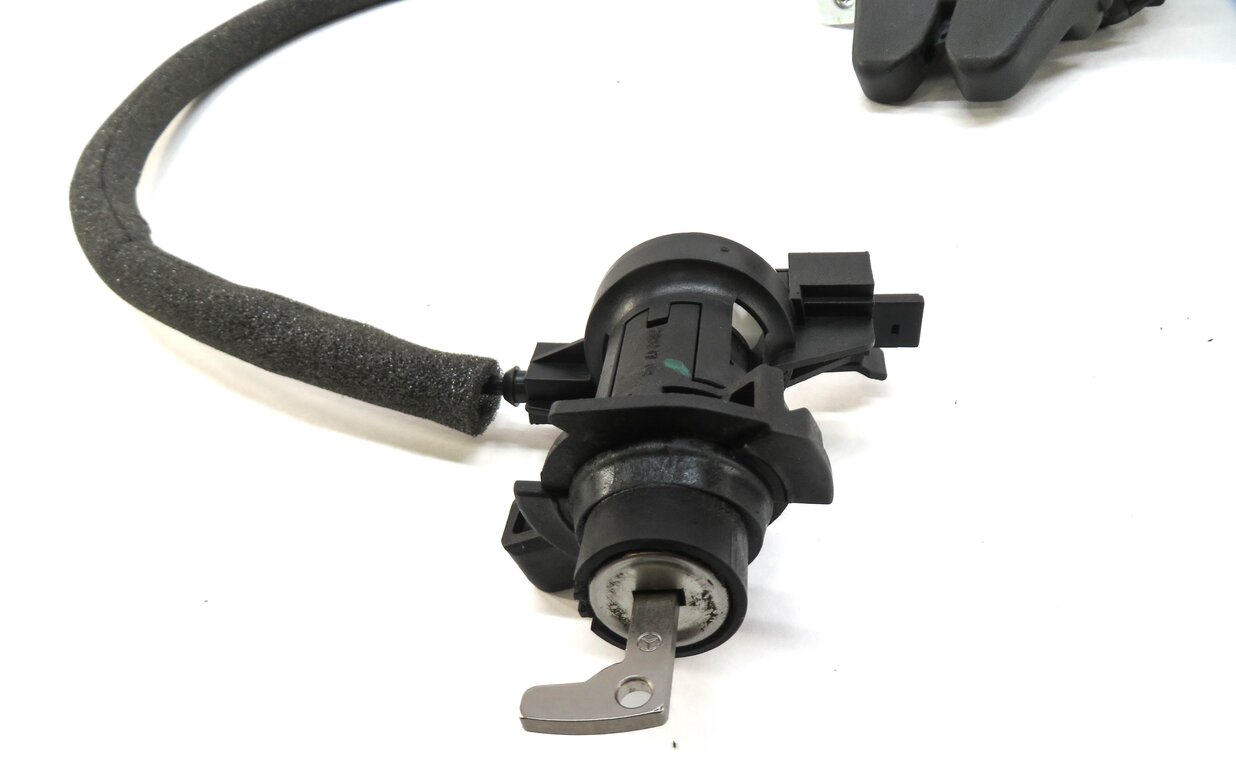 Thumbnail 6: 2017 MERCEDES CLS63 AMG (W218) REAR TRUNK LOCK LATCH ACTUATOR w/ CYLINDER & KEY