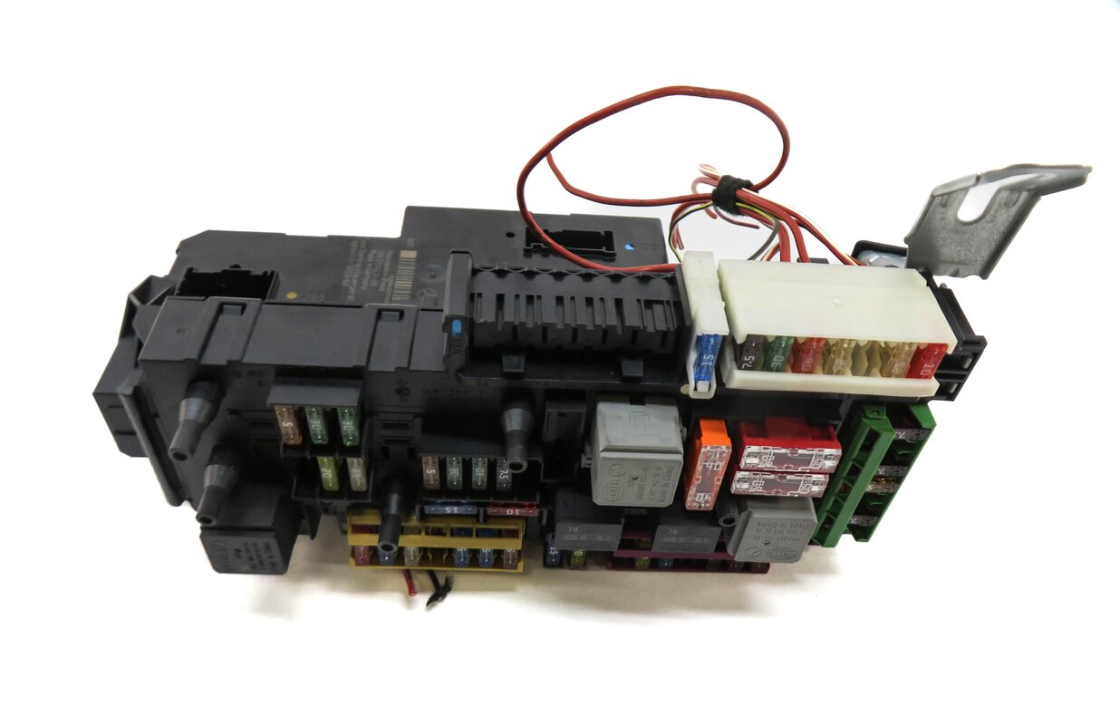 Thumbnail 2: 2017 MERCEDES CLS63 (W218) REAR SIGNAL ACQUISITION CONTROL MODULE FUSE BOX SAM