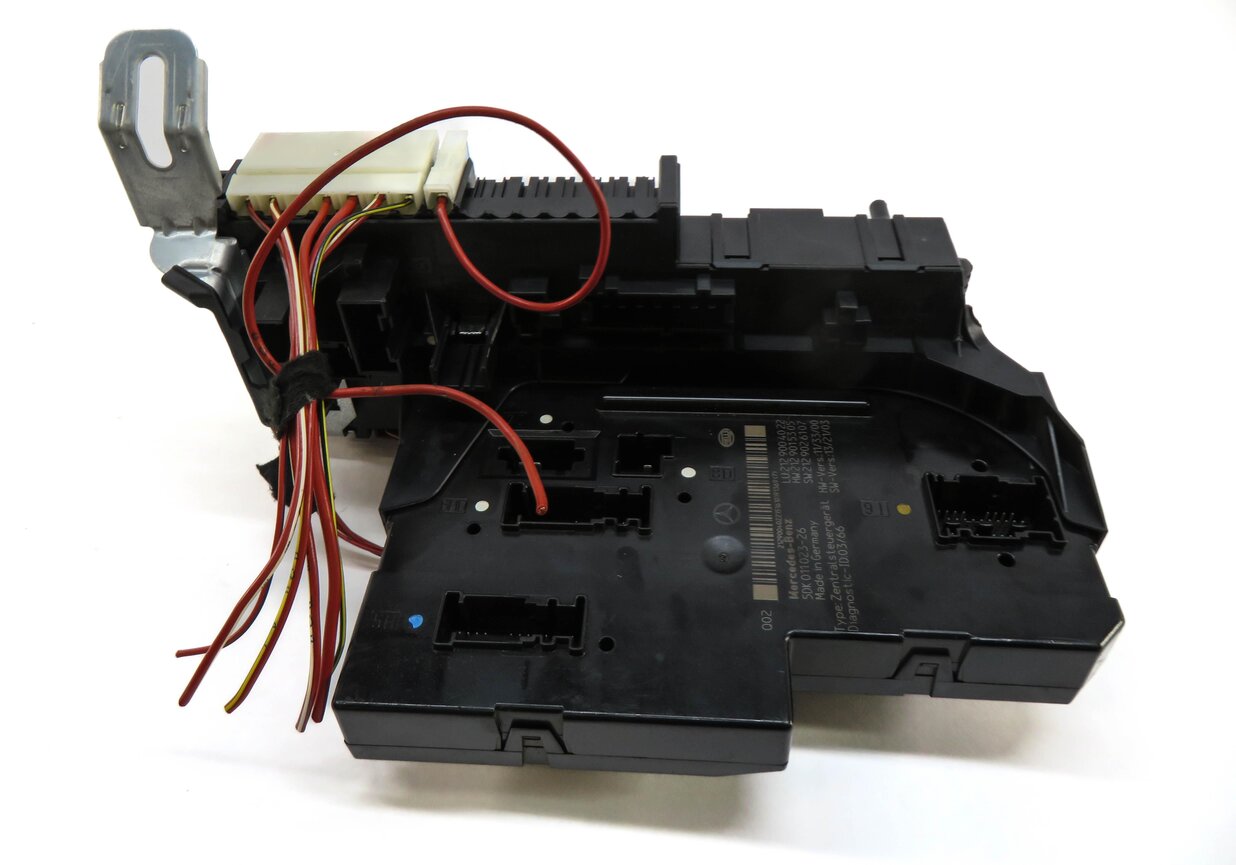 Thumbnail 3: 2017 MERCEDES CLS63 (W218) REAR SIGNAL ACQUISITION CONTROL MODULE FUSE BOX SAM