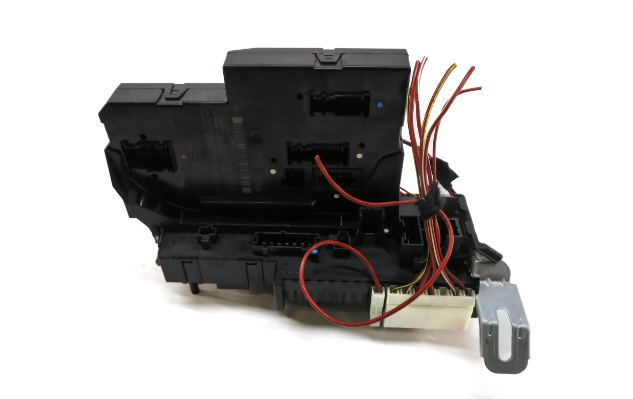 Thumbnail 4: 2017 MERCEDES CLS63 (W218) REAR SIGNAL ACQUISITION CONTROL MODULE FUSE BOX SAM
