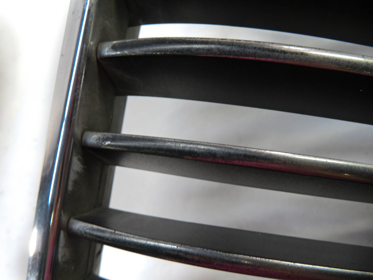 Thumbnail 6: 11-13 BMW 528i 535i 550i (F10) FRONT LEFT & RIGHT HOOD VENT GRILLE SET (CHROME)
