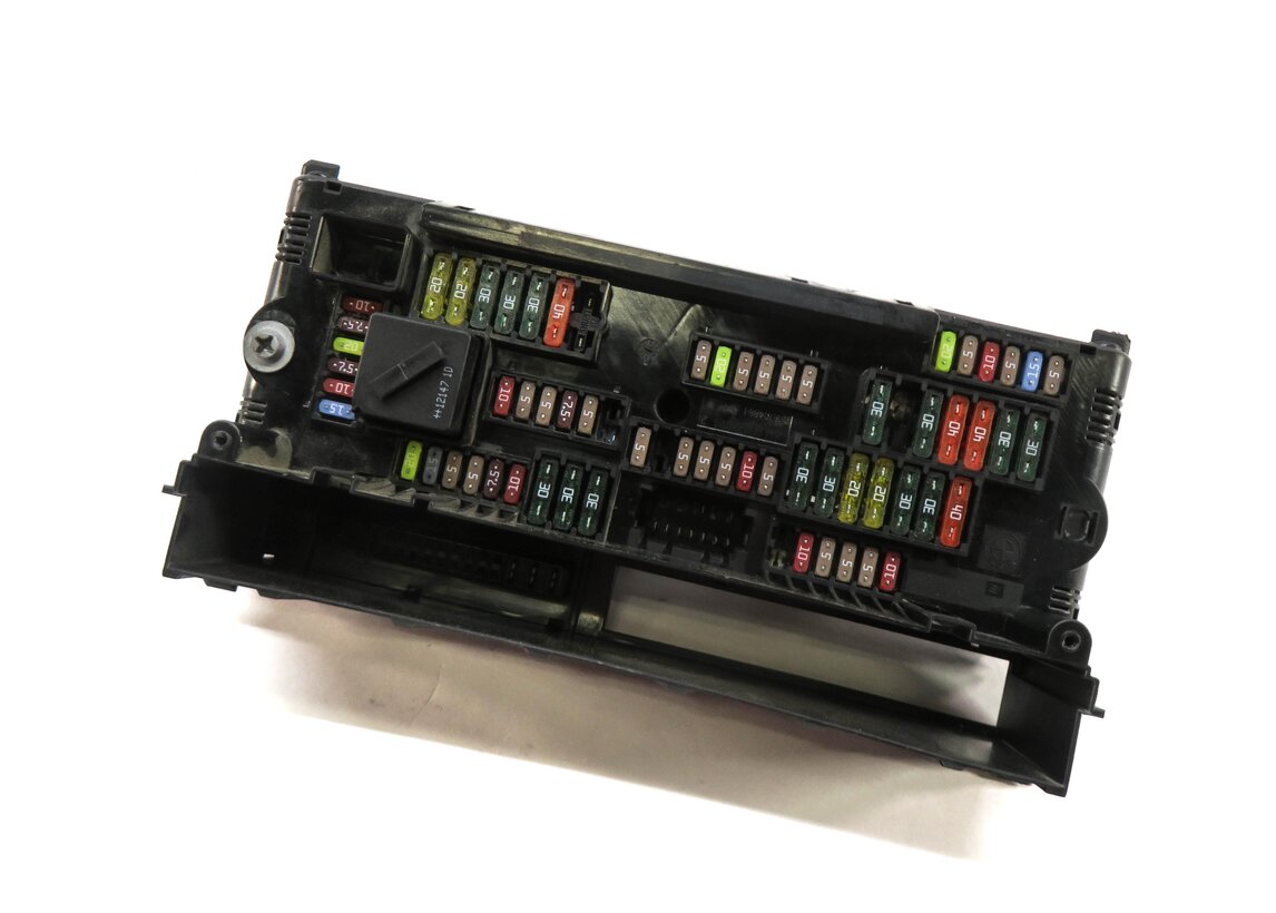 2012 BMW 535Xi (E60) FRONT POWER DISTRIBUTION FUSE/RELAY BOX 9252815