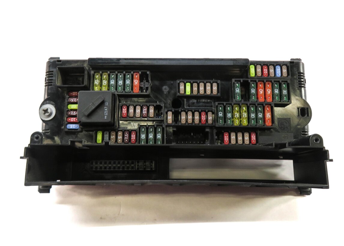 Thumbnail 2: 2012 BMW 535Xi (E60) FRONT POWER DISTRIBUTION FUSE/RELAY BOX 9252815