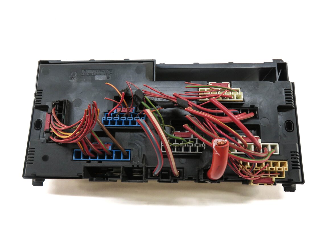 Thumbnail 3: 2012 BMW 535Xi (E60) FRONT POWER DISTRIBUTION FUSE/RELAY BOX 9252815