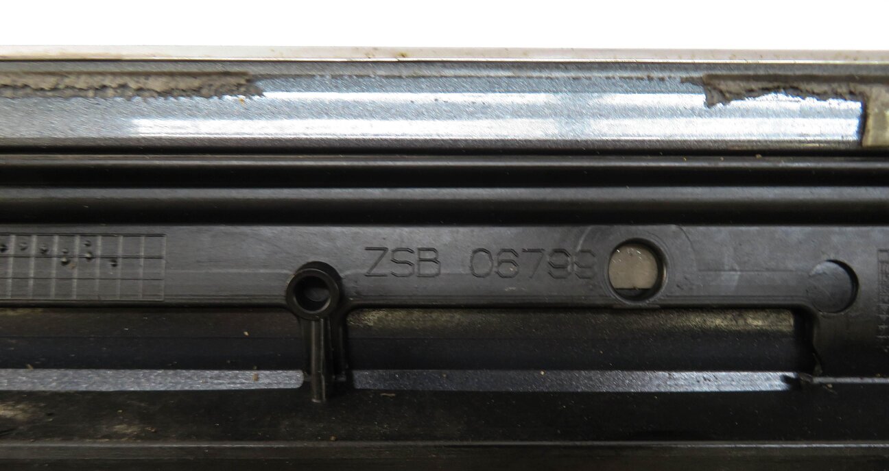 Thumbnail 7: 2013 AUDI Q5 (B8 8R) LEFT FRONT DRIVER DOOR MOULDING RUNNER TRIM (MONSOON GRAY)