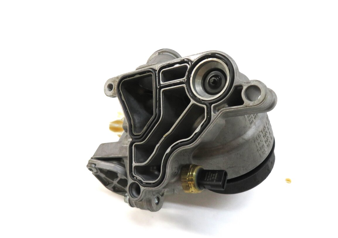 Thumbnail 4: 2013 BMW 535i (F10) 3.0L N55 TURBO ENGINE OIL FILTER HOUSING w/ CAP