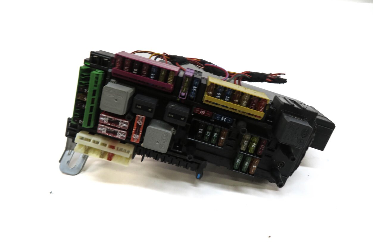 Thumbnail 1: 15-18 E CLS CLASS (W212 W218) REAR TRUNK SIGNAL ACQUISITION MODULE SAM FUSE BOX