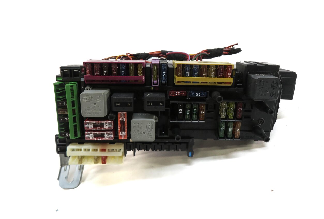 Thumbnail 2: 15-18 E CLS CLASS (W212 W218) REAR TRUNK SIGNAL ACQUISITION MODULE SAM FUSE BOX