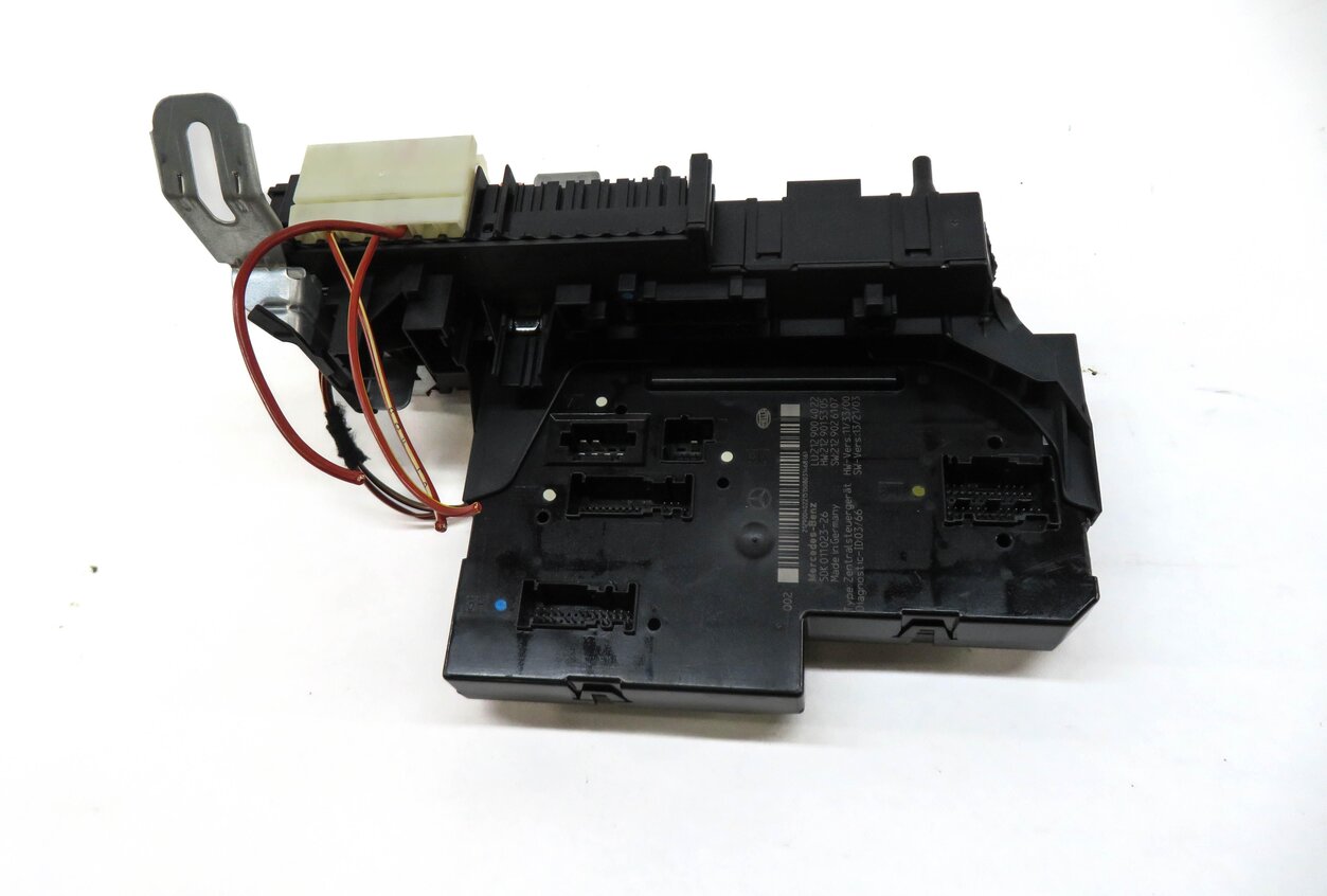 Thumbnail 3: 15-18 E CLS CLASS (W212 W218) REAR TRUNK SIGNAL ACQUISITION MODULE SAM FUSE BOX