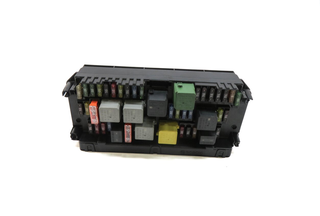 Thumbnail 1: 2016 MERCEDES E350 SEDAN (W212) FRONT SIGNAL ACQUISITION MODULE (SAM) & FUSE BOX