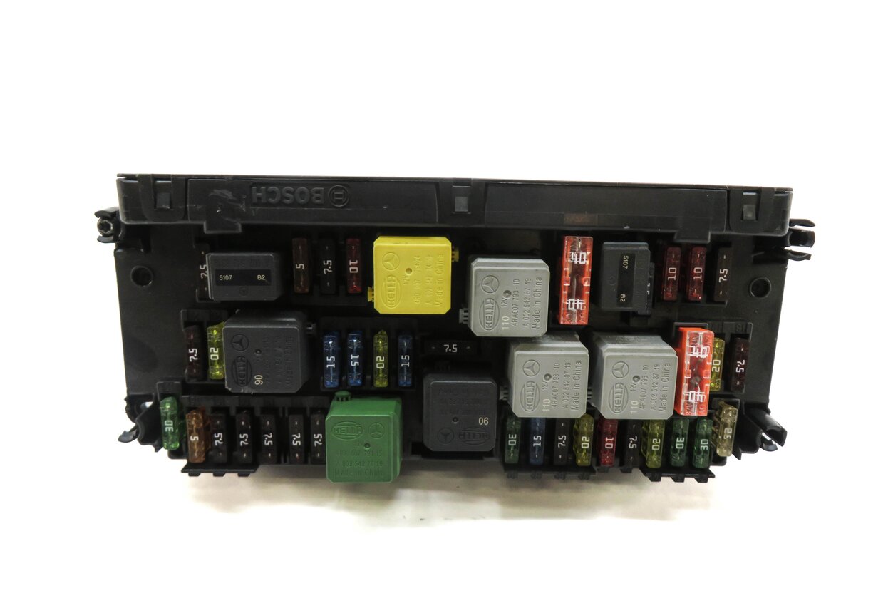 Thumbnail 4: 2016 MERCEDES E350 SEDAN (W212) FRONT SIGNAL ACQUISITION MODULE (SAM) & FUSE BOX