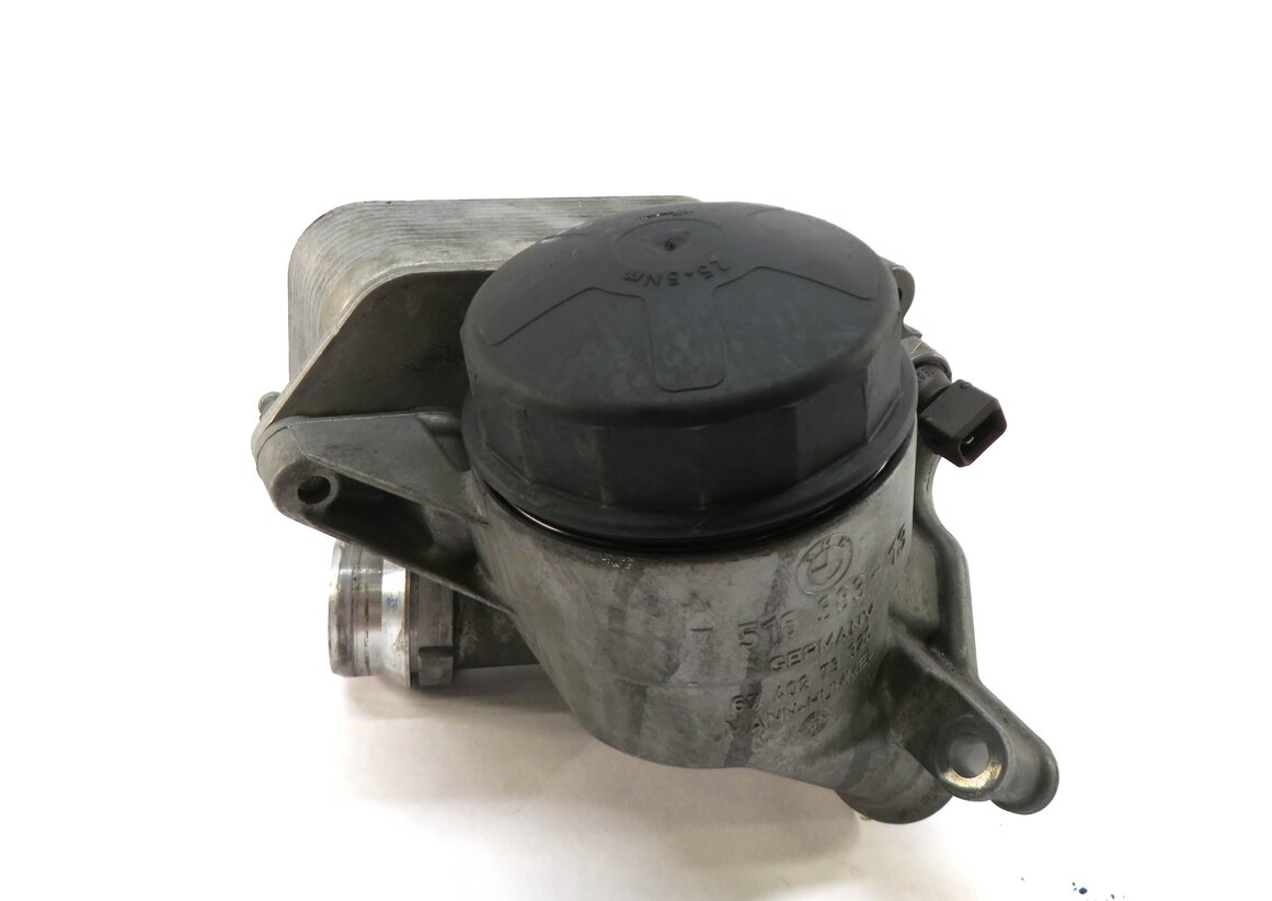Thumbnail 2: 2006 BMW Z4si (E85) 3.0L N52 ENGINE OIL FILTER HOUSING