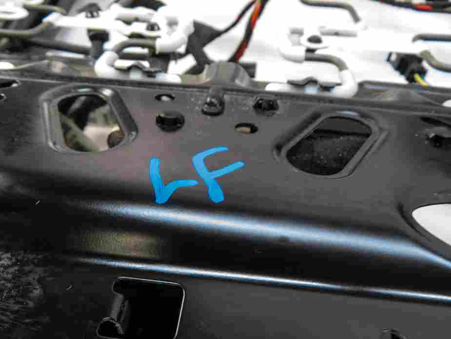 Thumbnail 8: 17-19 AUDI A4 (B9 8W) LEFT FRONT DRIVER MEMORY SEAT TRACK w/ MOTORS (NON SPORT)