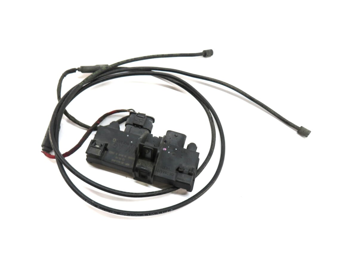 2017 AUDI A4 (B9 8W) REAR TRUNK KEYLESS ENTRY KICK PANEL MODULE w/ ANTENNA