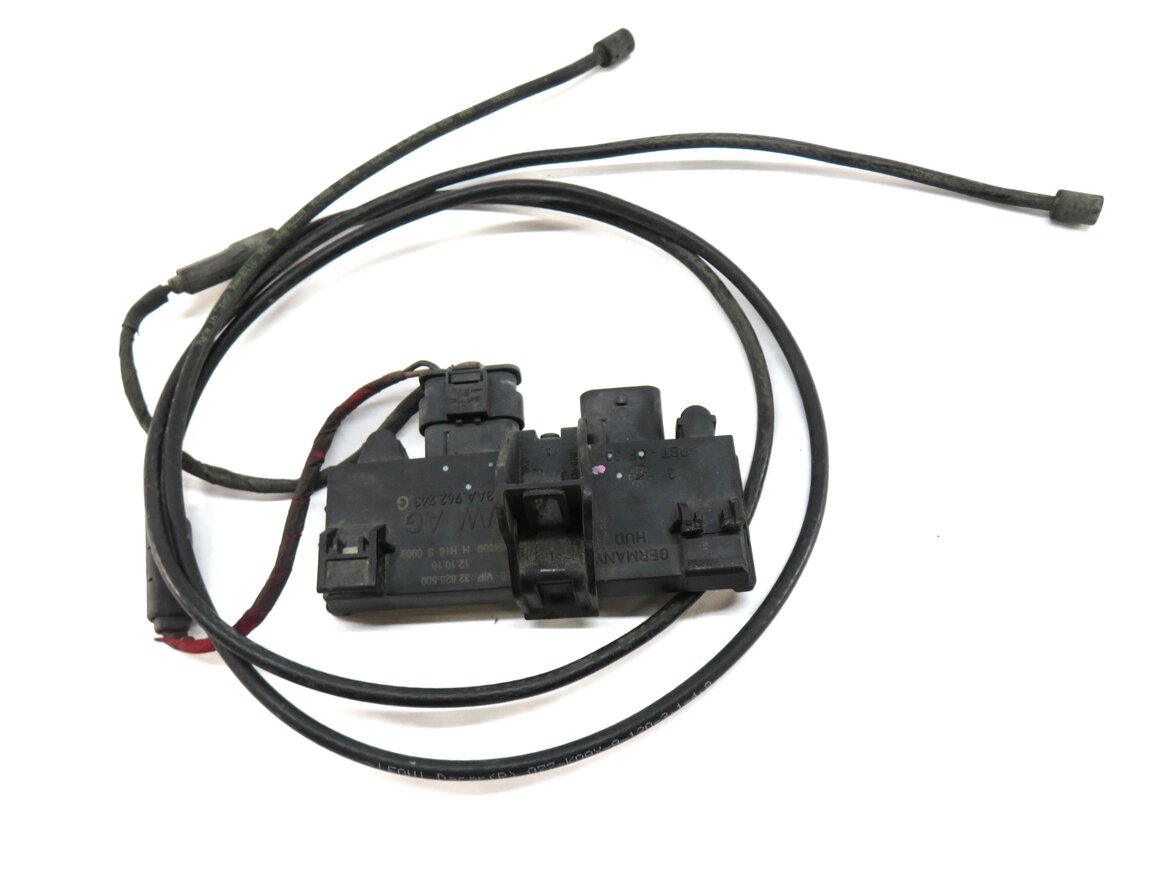 Thumbnail 2: 2017 AUDI A4 (B9 8W) REAR TRUNK KEYLESS ENTRY KICK PANEL MODULE w/ ANTENNA