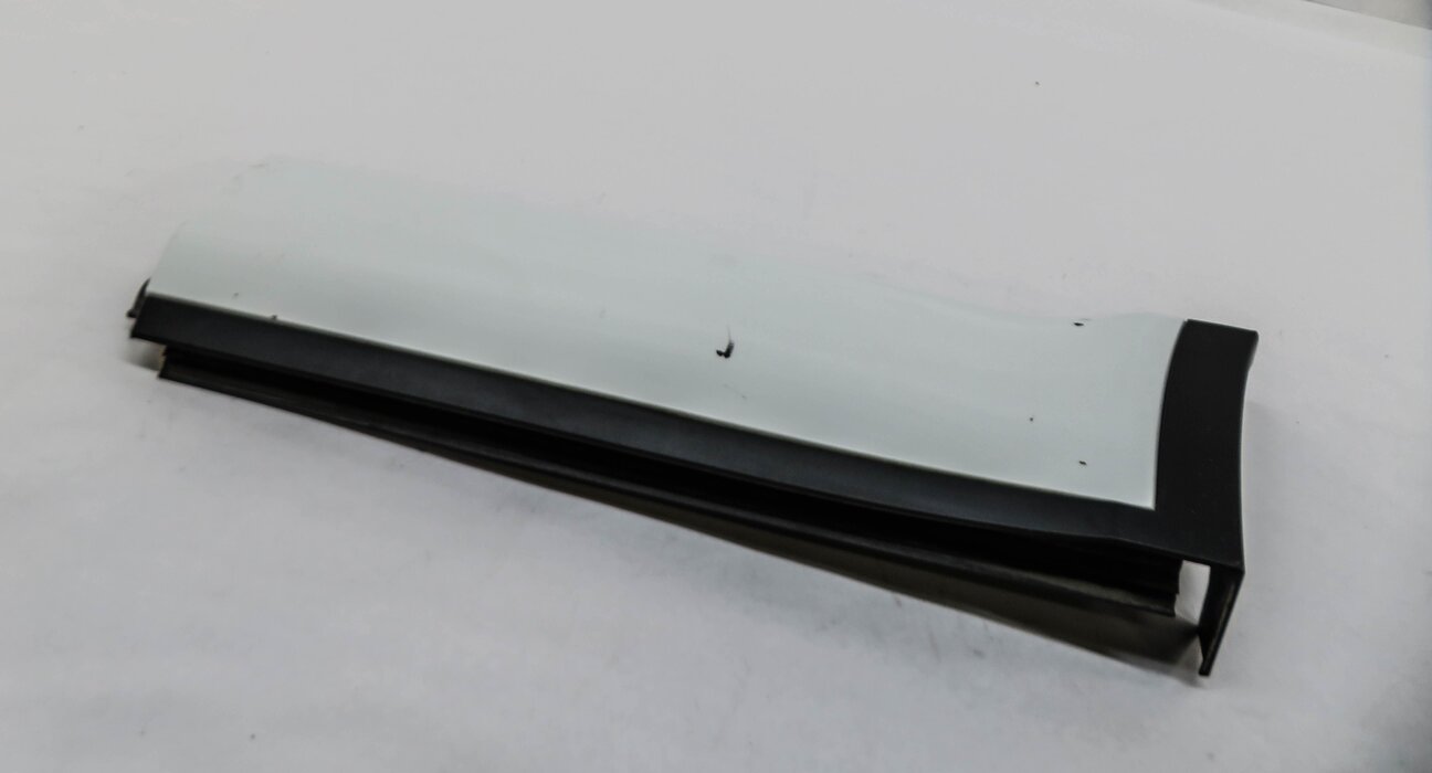 2016 RANGE ROVER EVOQUE (L538) LEFT REAR DOOR MOULDING RUNNER TRIM (FUJI WHITE)
