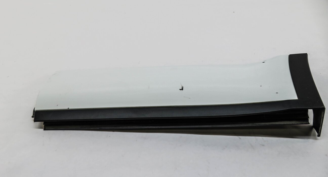 Thumbnail 2: 2016 RANGE ROVER EVOQUE (L538) LEFT REAR DOOR MOULDING RUNNER TRIM (FUJI WHITE)